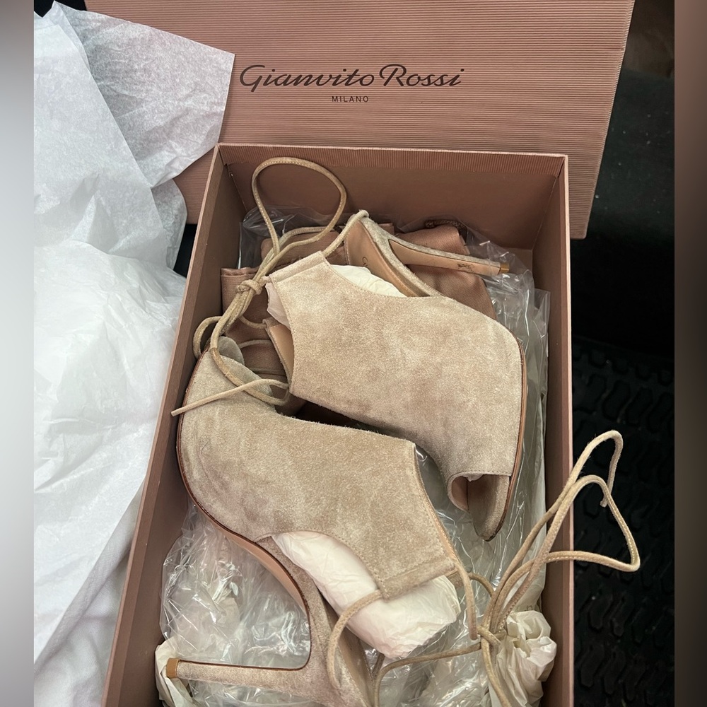 Gianvito Rossi Suede Lace up Peep toes Sz 35